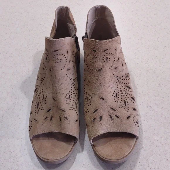 Coolway Tan Nelia Perforated Leather Side Zip Peep Toe Shoes Size 41/US 10 EUC - Picture 3 of 14